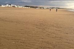 Personnes marchant au loin sur la plage de Calais