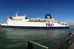 Un Ferry qui part du port de Calais