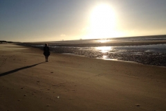personne regardant coucher du soleil plage de Calais