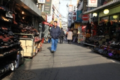 Vieux monsieur marchant a Dongdaemun