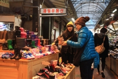 Des clients choisissant des chaussures a Dongdaemun
