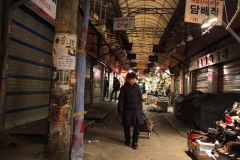 Vieille femme visitant le marche aux chaussures de Dongdaemun