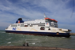 Un ferry qui arrive d'angleterre a Calais